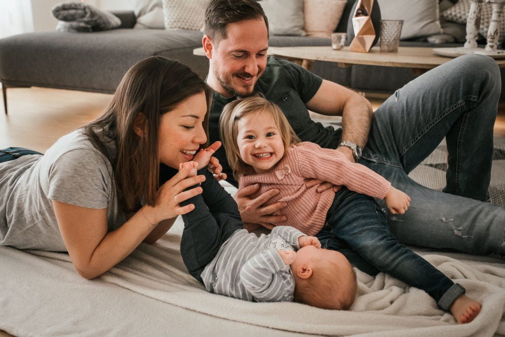 Indoor Familienshooting mit Hochzeitsfotografin Stefanie Chareonbood