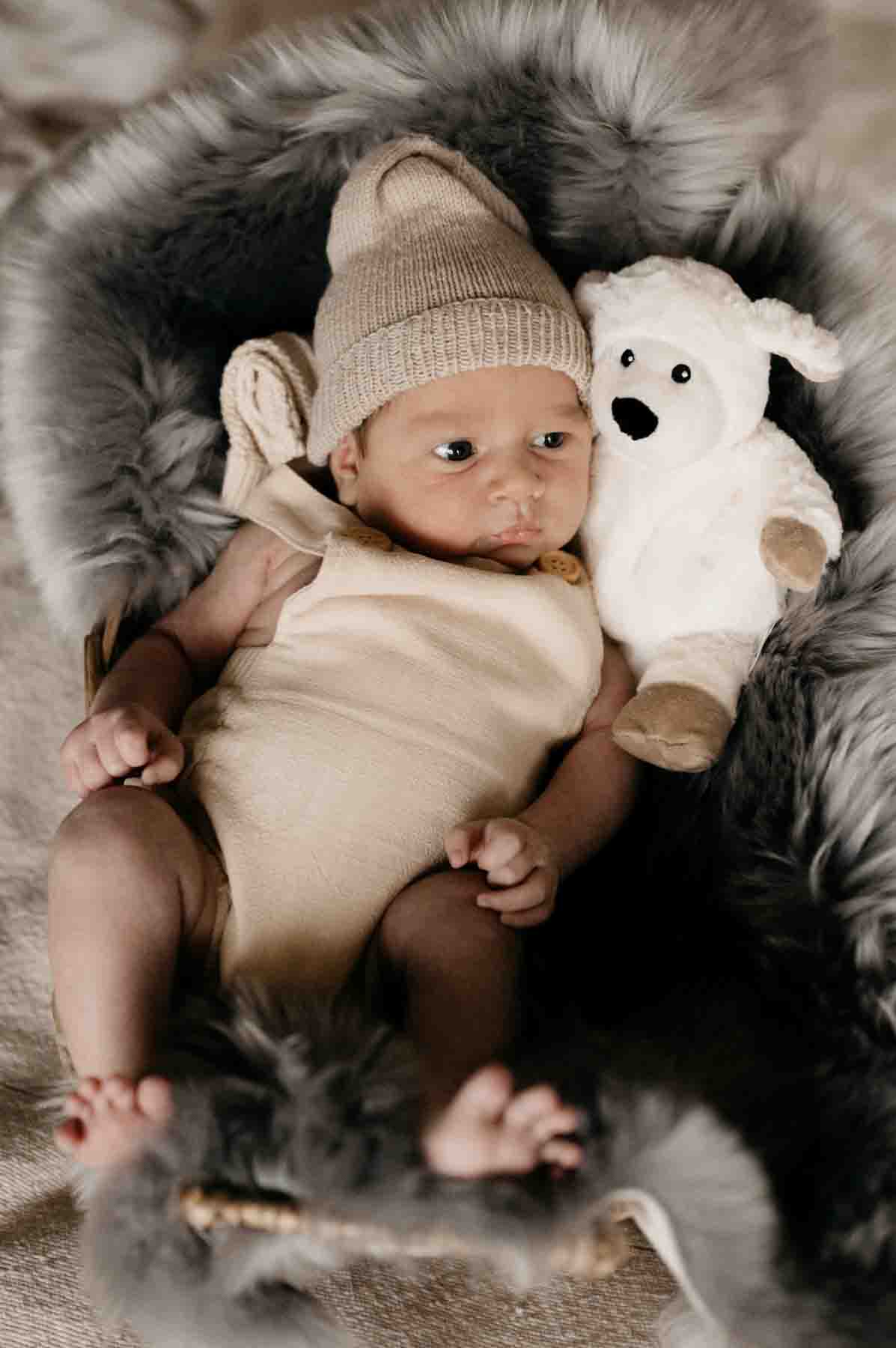 new born baby shooting indoors
