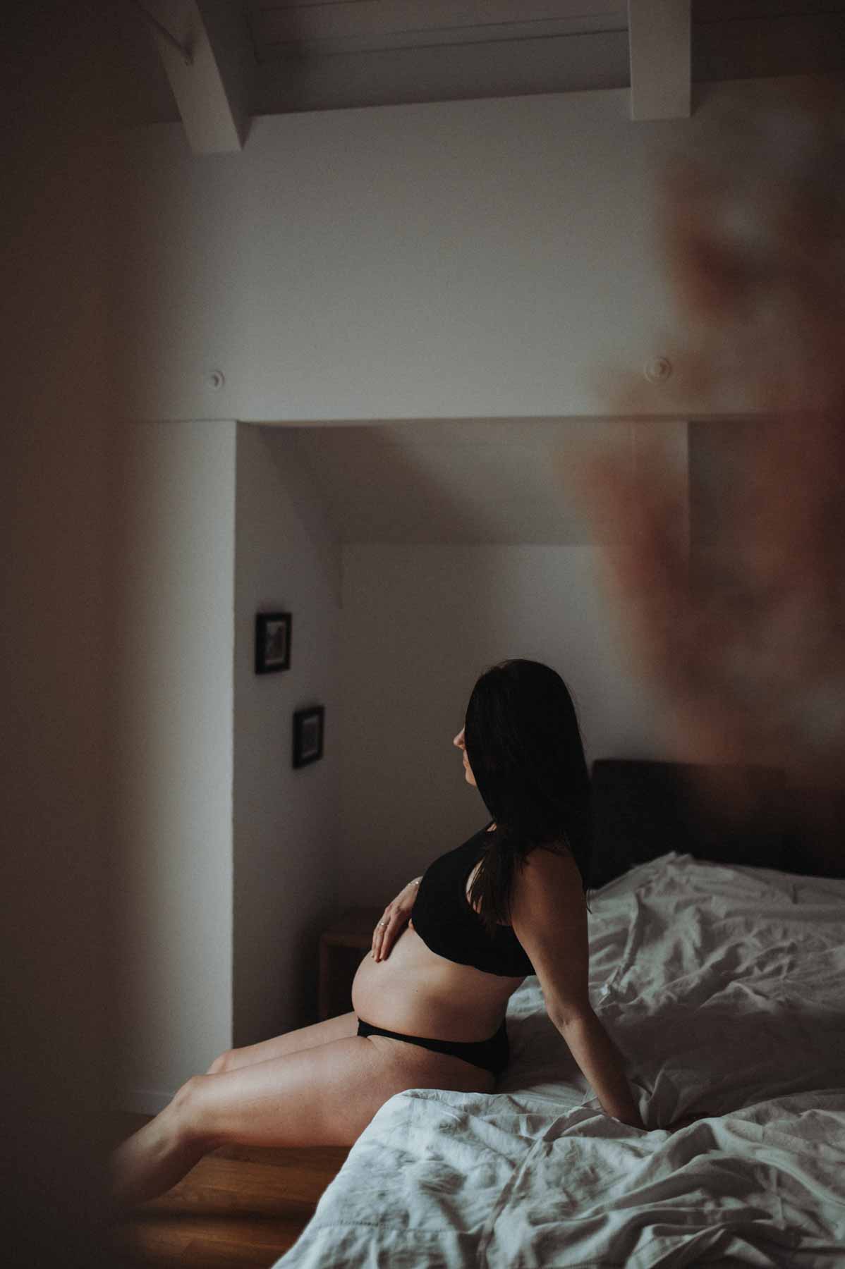 fotoshooting schwangere frau in ihrem Schlafzimmer